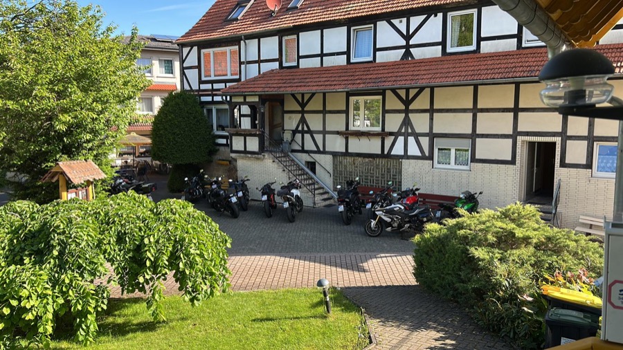 Das Fachwerkhaus mit dem Appartement, davor der Hof