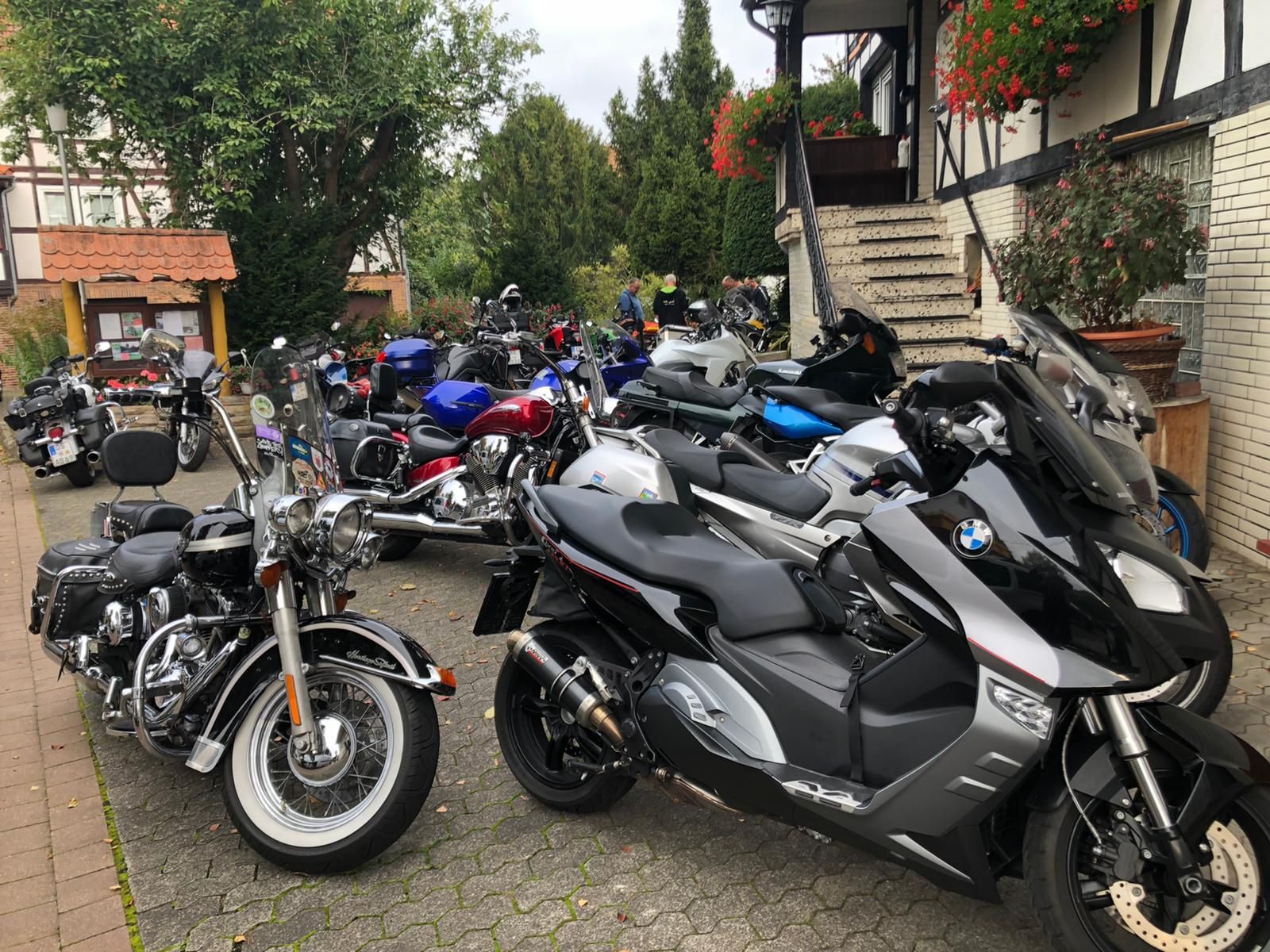 Dicht geparkte Motorräder auf dem Hof