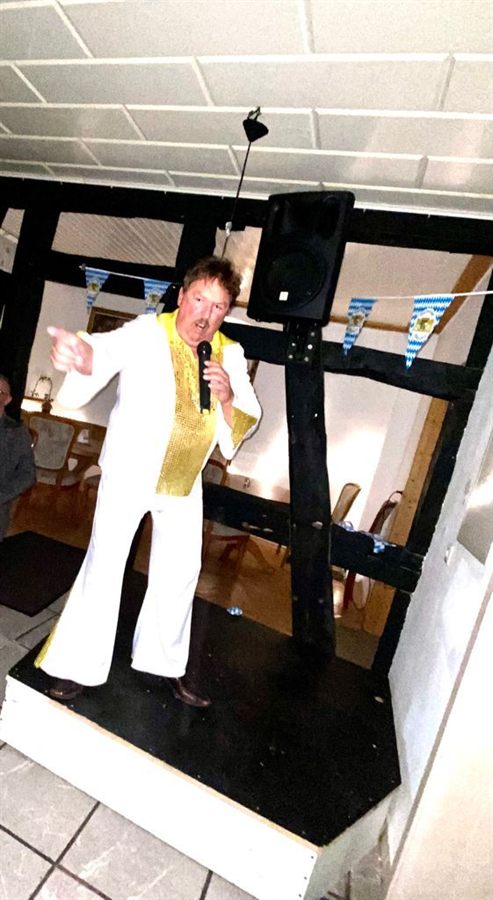 Showabend mit Sänger im Saal